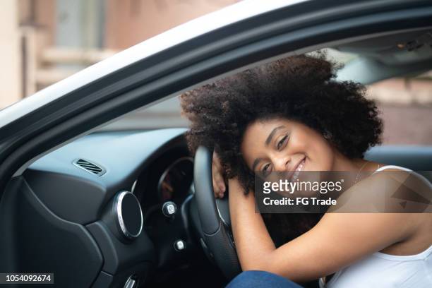 retrato de mujer conductor en el interior del coche - orgullo - auto nuevo fotografías e imágenes de stock
