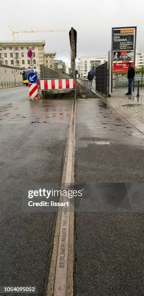 berliner mauer ost und west - straßenmarkierung stock-fotos und bilder