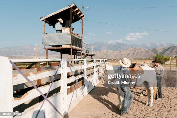 rodeo arena cowboys en rodeo commentator - commentator stockfoto's en -beelden