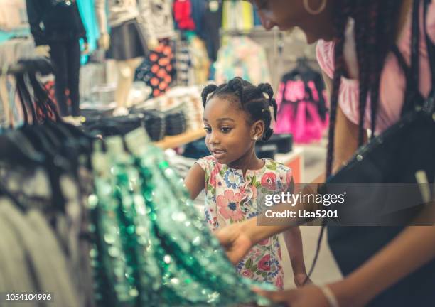 de compras con mamá - local girls fotografías e imágenes de stock