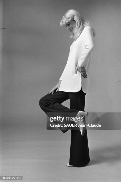 Pierre CARDIN présente les modèles de sa collection prêt à porter en janvier 1972. Mannequin en pied et de profil, portant un blazer clair, et un...