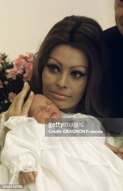 Genève, Suisse, Janvier 1969 --- Le baptème de Carlo PONTI Jr, le premier enfant de Sophia LOREN, né le 29 décembre 1968 à l'hôpital cantonal de...