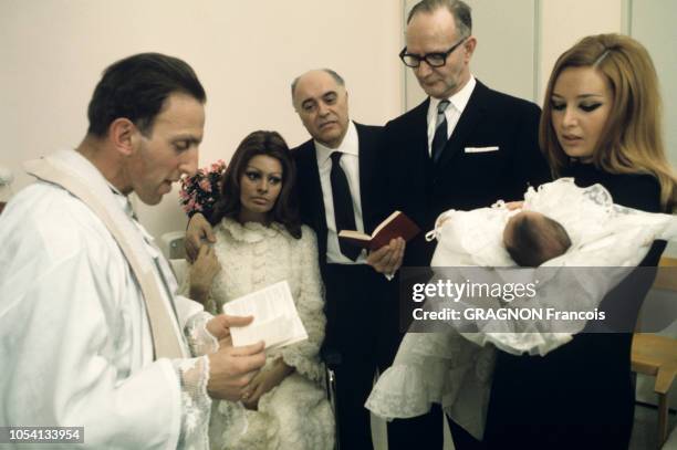 Genève, Suisse, Janvier 1969 --- Le baptème de Carlo PONTI Jr, le premier enfant de Sophia LOREN, né le 29 décembre 1968 à l'hôpital cantonal de...