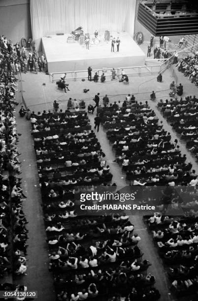 Paris, France, 20 juin 1965 --- Le groupe britannique The Beatles entame sa tournée européenne par deux concerts donnés le même jour au Palais des...