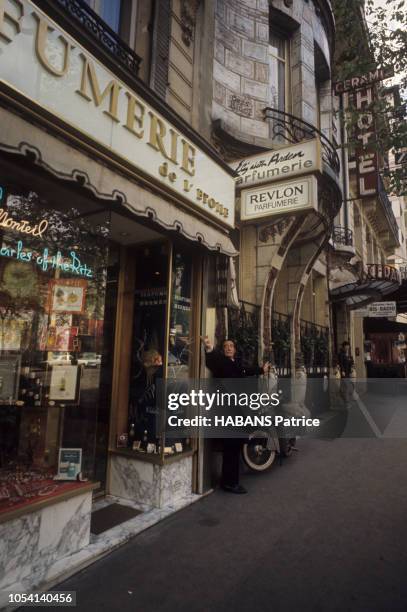 Paris et Barcelone, juillet 1969 : Salvador Dali a accepté pour "Paris Match" de jouer au reporter pour traduire en image le Paris et le Barcelone...