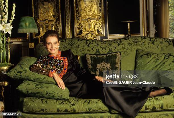 Paris - Septembre 1991 --- Audrey HEPBURN porte un modèle de la collection Automne-Hiver 1991-1992 de son ami Hubert de Givenchy, qui fête ses...