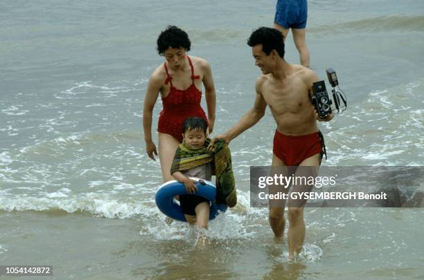 Chine, juillet 1985 --- Les Chinois à la plage à Beidaihe, station balnéaire de la municipalité de Qinhuangdao, dans la province chinoise du Hebei....