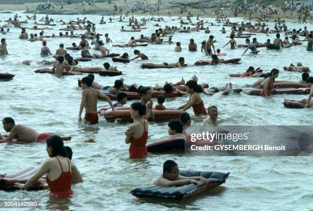 Chine, juillet 1985 --- Les Chinois à la plage à Beidaihe, station balnéaire de la municipalité de Qinhuangdao, dans la province chinoise du Hebei....