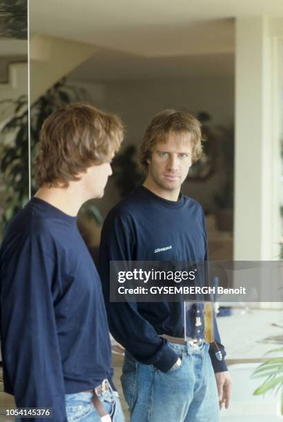 Acteur Christophe LAMBERT à Los Angeles aux Etats-Unis. Octobre 1987. Portrait dans le reflet d'un miroir, en plan américain, portant un tee-shirt à...