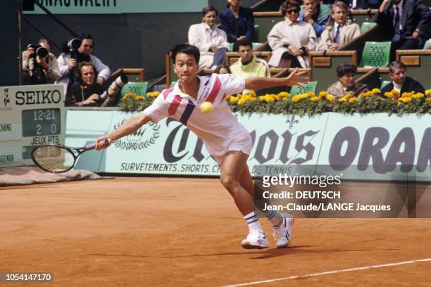 Juin 1989 --- Les Internationaux de France de tennis de Roland-Garros : l'américain Michael CHANG s'apprêtant à frapper un coup droit, lors du match...