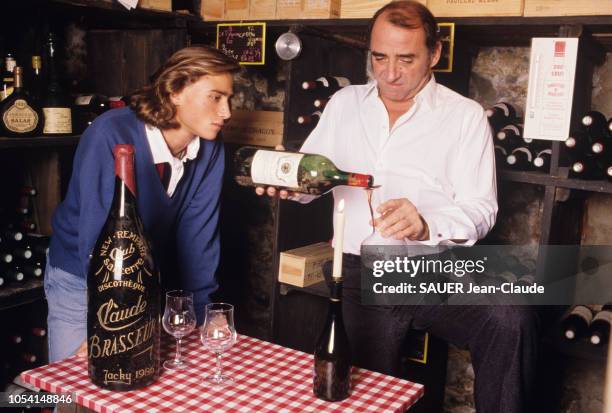 Val-d'Oise, France - 31 octobre 1989 - L'acteur Claude BRASSEUR et son fils Alexandre chez eux à Vauréal. Ici, posant dans la cave familiale, le père...