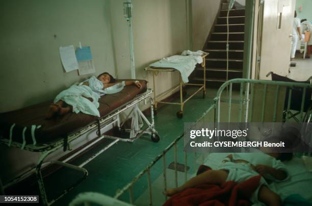 Les victimes du choléra soignés à l'hôpital d'IQUITOS au Pérou, en avril 1991. Deux enfants sous perfusions, alités dans le couloir du centre...