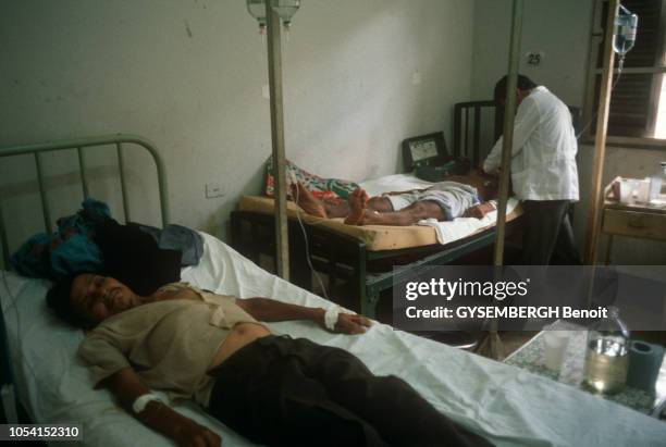 Les victimes du choléra soignés à l'hôpital d'IQUITOS au Pérou, en avril 1991. Au premier plan, un homme malade se repose dans son lit, sous...