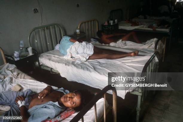 Les victimes du choléra soignés à l'hôpital d'IQUITOS au Pérou, en avril 1991. De jeunes adultes, alités dans un dortoir d'hôpital.