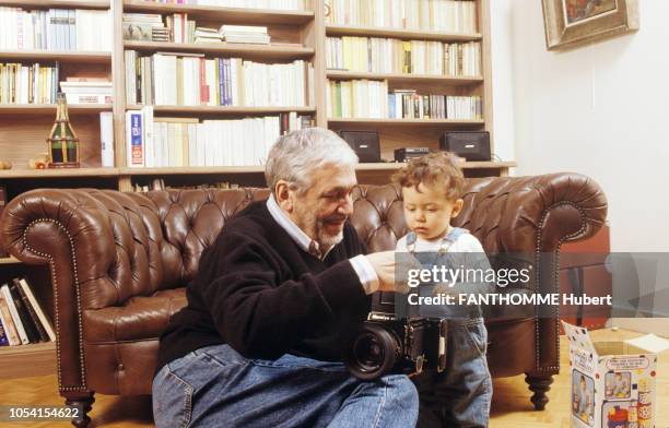 Paris, France - 28 février 1992 - Maurice PIALAT avec sa femme Sylvie et leur fils Antoine dans leur appartement parisien. Ici, le réalisateur...