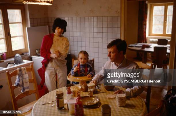 France - Mars 1992 - L'écologiste Antoine WAECHTER chez lui dans sa ferme près de Mulhouse avec sa femme Martine et leur fille Camille prenant leur...