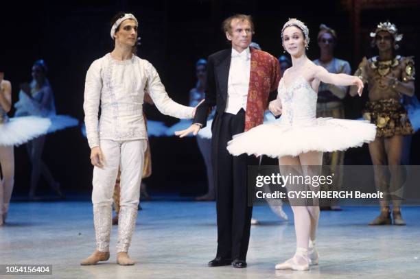 Paris, France - 8 octobre 1992 - Première du ballet "La Bayadère" chorégraphié par Rudolf NOUREEV au Palais Garnier. Le danseur et chorégraphe sur...