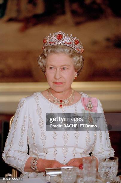 Le président de la république et Madame François MITTERRAND ont offert un dîner d'Etat au Palais de l'Élysée à Paris, le 9 juin 1992, en l'honneur de...