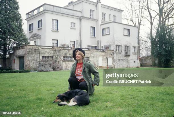 Yvelines, France - 5 mars 1993 - La chanteuse Véronique SANSON chez elle dans sa maison près d'Orgeval avec sa soeur Violaine, son chat nommé Tichat...