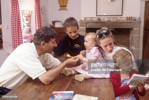Vendée, France - 12 juin 1994 - L'homme politique Philippe DE VILLIERS avec sa femme Dominique et quatre de leurs sept enfants : Caroline , Laurent ,...