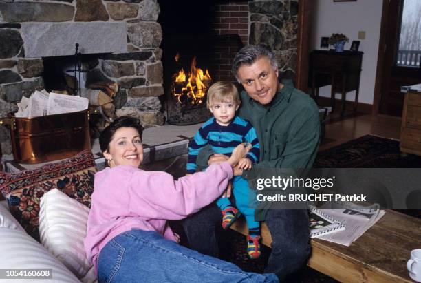 Vermont, Etats-Unis, 5 avril 1993 --- Rendez-vous avec John IRVING en famille dans sa maison du Vermont. Ici, l'écrivain américain posant au coin...
