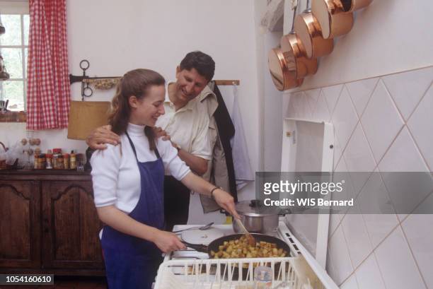 Vendée, France - 12 juin 1994 - L'homme politique Philippe DE VILLIERS dans sa cuisine, posant les mains sur les épaules de sa fille Caroline , qui...