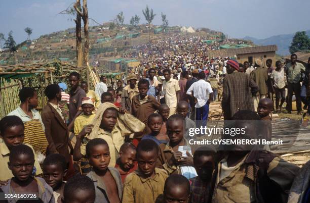 Juillet 1994 --- La marche des réfugiés vers la zône de sécurité tenue par les soldats français de l'Opération Turquoise à Bisesero.