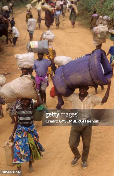 Juillet 1994 --- La marche des réfugiés vers la zône de sécurité tenue par les soldats français de l'Opération Turquoise à Bisesero.