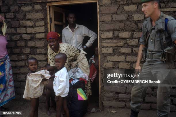 Juillet 1994 --- La marche des réfugiés vers la zône de sécurité tenue par les soldats français de l'Opération Turquoise à Bisesero.