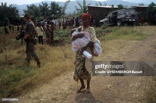 Juillet 1994 --- La marche des réfugiés vers la zône de sécurité tenue par les soldats français de l'Opération Turquoise à Bisesero.