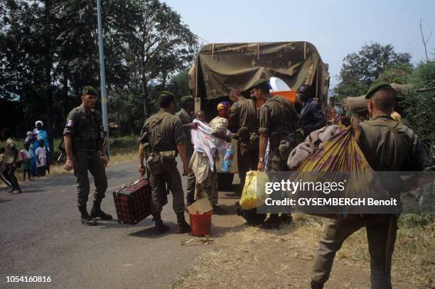 Juillet 1994 --- La marche des réfugiés vers la zône de sécurité tenue par les soldats français de l'Opération Turquoise à Bisesero.