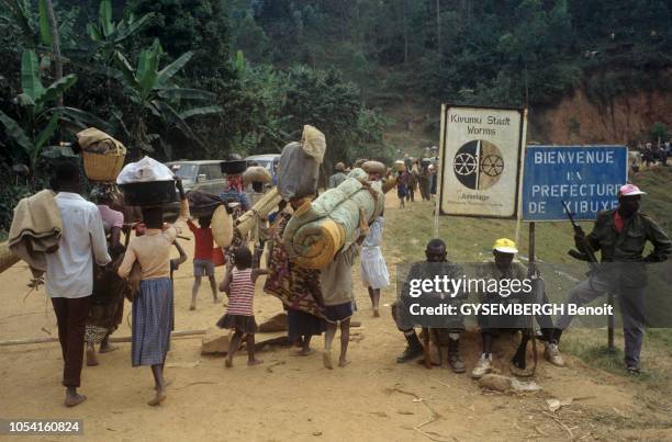 Juillet 1994 --- La marche des réfugiés vers la zône de sécurité tenue par les soldats français de l'Opération Turquoise à Bisesero.