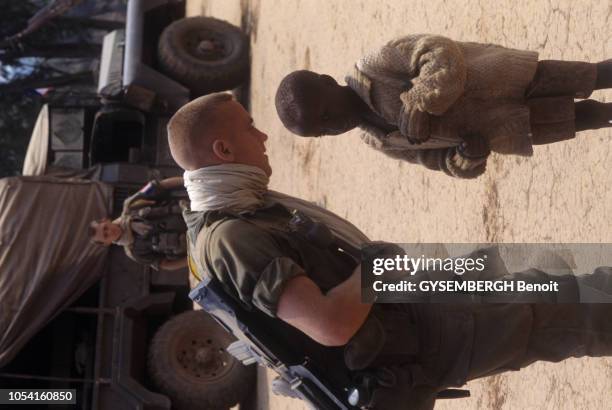 Juillet 1994 --- La marche des réfugiés vers la zône de sécurité tenue par les soldats français de l'Opération Turquoise à Bisesero.