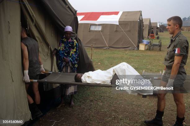 Juillet 1994 --- La marche des réfugiés vers la zône de sécurité tenue par les soldats français de l'Opération Turquoise à Bisesero.