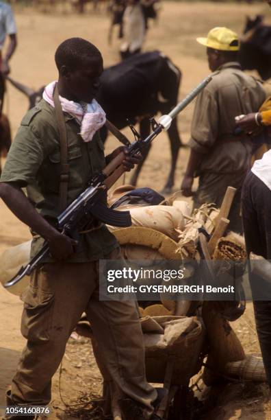 Juillet 1994 --- La marche des réfugiés vers la zône de sécurité tenue par les soldats français de l'Opération Turquoise à Bisesero.