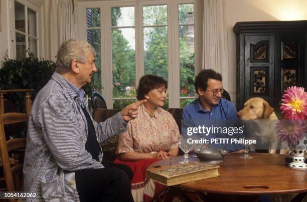 Yvelines, France - 5 octobre 1994 - Le réalisateur Yves ROBERT et sa femme la comédienne Danièle DELORME avec son fils Xavier GELIN dans leur salle à...