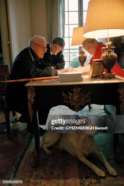 Paris, France, 5 novembre 1995 --- Jean-François DENIAU chez lui avec ses petits-enfants Marie et Vincent , à qui il montre une carte marine de...