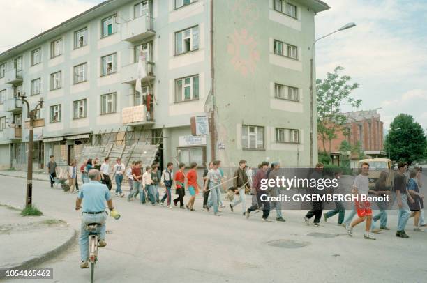 La guerre civile entre Serbes et Bosniaques déchire la Bosnie-Herzégovine : l'enclave musulmane de Bihac assiégée par les Serbes depuis 3 ans,...