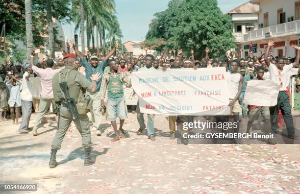 Centrafrique, 26 mai 1996 --- Mutinerie d'une partie de l'armée centrafricaine à Bangui. Après huit jours d'insurrection, le président Patassé a...