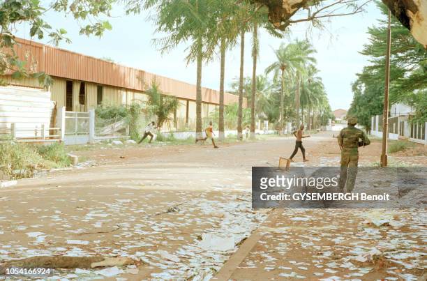 Centrafrique, 26 mai 1996 --- Mutinerie d'une partie de l'armée centrafricaine à Bangui. Après huit jours d'insurrection, le président Patassé a...