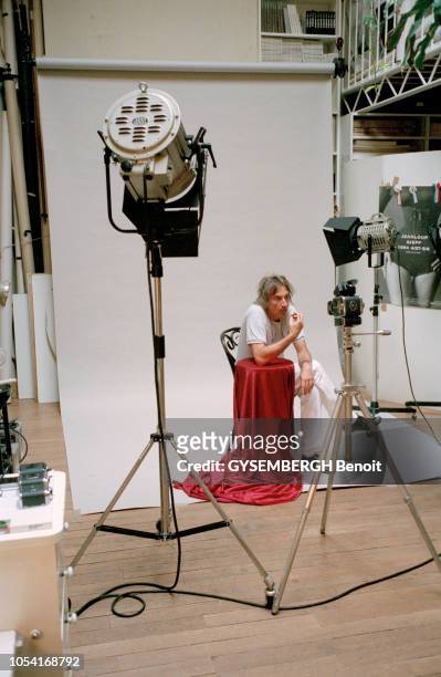 France, mai 1996 --- Ophélie WINTER, chanteuse et animatrice vedette de M6, sort son premier album, "No Soucy !", et prépare une tournée de galas....