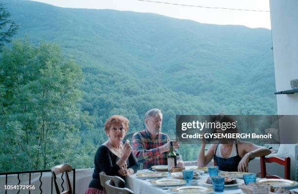 France, août 1997 --- Louis VELLE et son épouse Frédérique HEBRARD avec leurs enfants et petits-enfants dans la maison familiale du Vigan pour les...