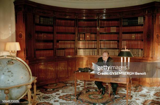 Jacques CHIRAC travaille au règlement négocié de la crise irakienne dans la bibliothèque de l'Elysée à PARIS : assis à un bureau travaillant à la...