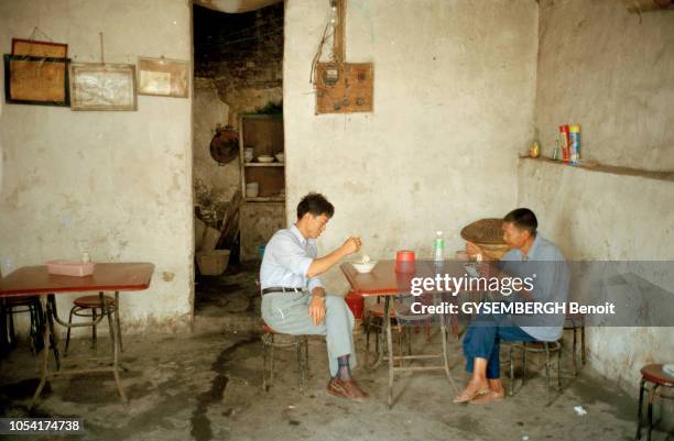 Sichuan, Chine, mai 1998 : la vie quotidienne au coeur de la Chine profonde, dite archaïque, dans les provinces de l'intérieur, qui vivent encore au...