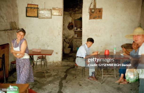 Sichuan, Chine, mai 1998 : la vie quotidienne au coeur de la Chine profonde, dite archaïque, dans les provinces de l'intérieur, qui vivent encore au...