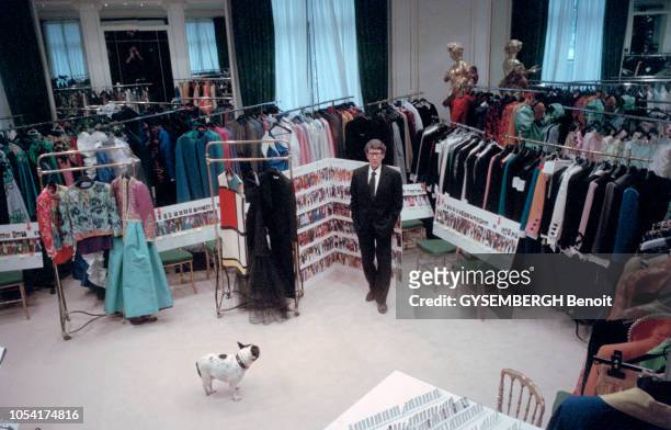 Paris, France, juillet 1998 --- Chez Yves SAINT LAURENT pendant les préparatifs du défilé de mode retraçant la carrière du couturier présenté lors de...