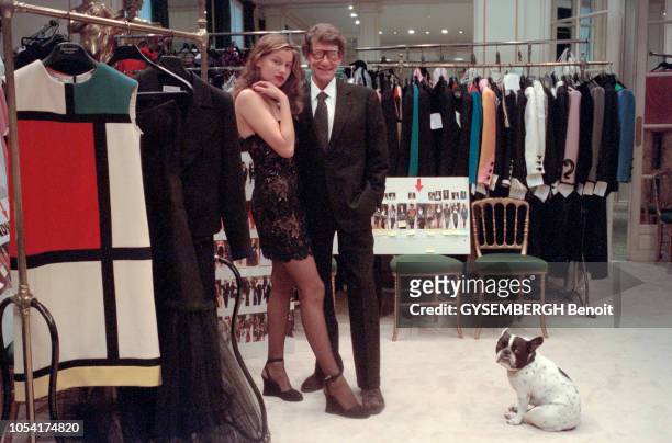 Paris, France, juillet 1998 --- Chez Yves SAINT LAURENT pendant les préparatifs du défilé de mode retraçant la carrière du couturier présenté lors de...