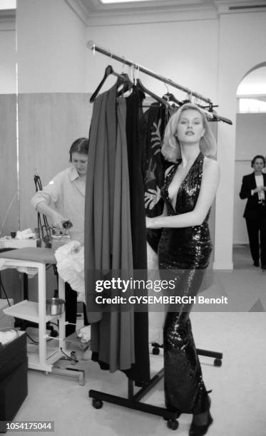 Paris, France, juillet 1998 --- Chez Yves SAINT LAURENT pendant les préparatifs du défilé de mode retraçant la carrière du couturier présenté lors de...