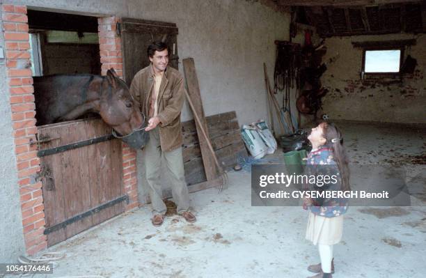 Cher, France, octobre 1998 --- L'aventurier Nicolas VANIER, qui s'apprête à effectuer un voyage de 8 600 km en traîneau de chiens de Skagway jusqu'au...