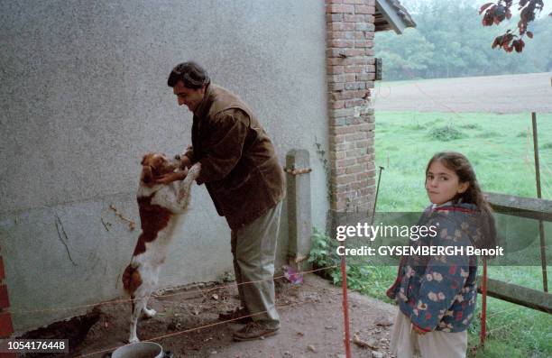 Cher, France, octobre 1998 --- L'aventurier Nicolas VANIER, qui s'apprête à effectuer un voyage de 8 600 km en traîneau de chiens de Skagway jusqu'au...